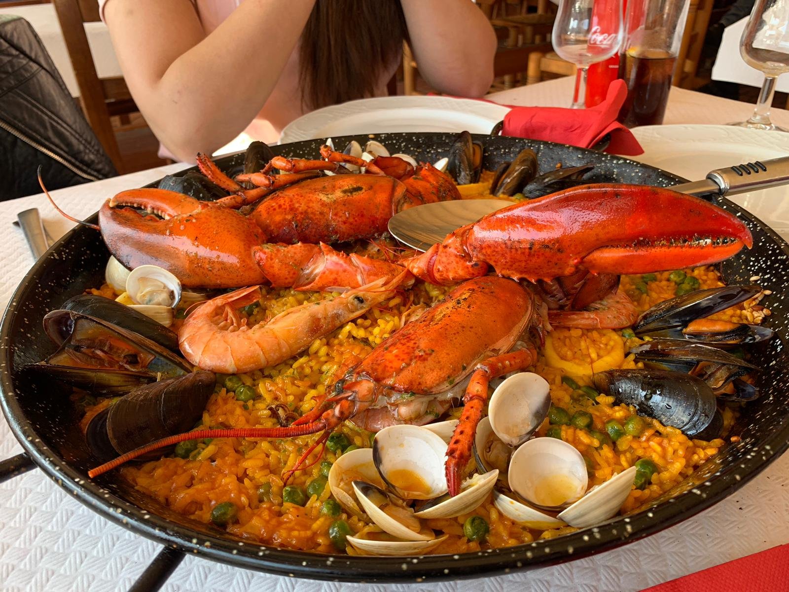 Paella de marisco servida junto al mar