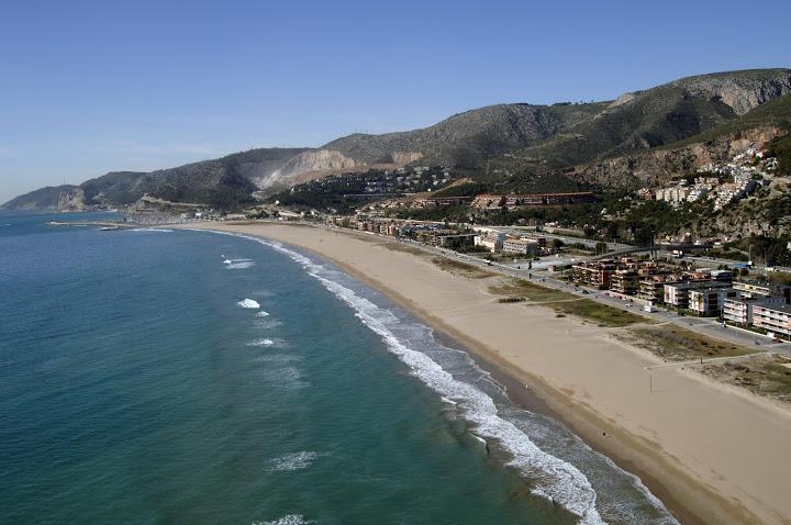 La playa de Castelldefels entre el mar y las montañas del Garraf