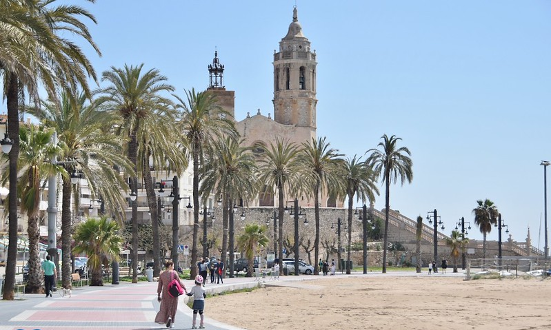Paseo marítimo y paisaje urbano de Sitges