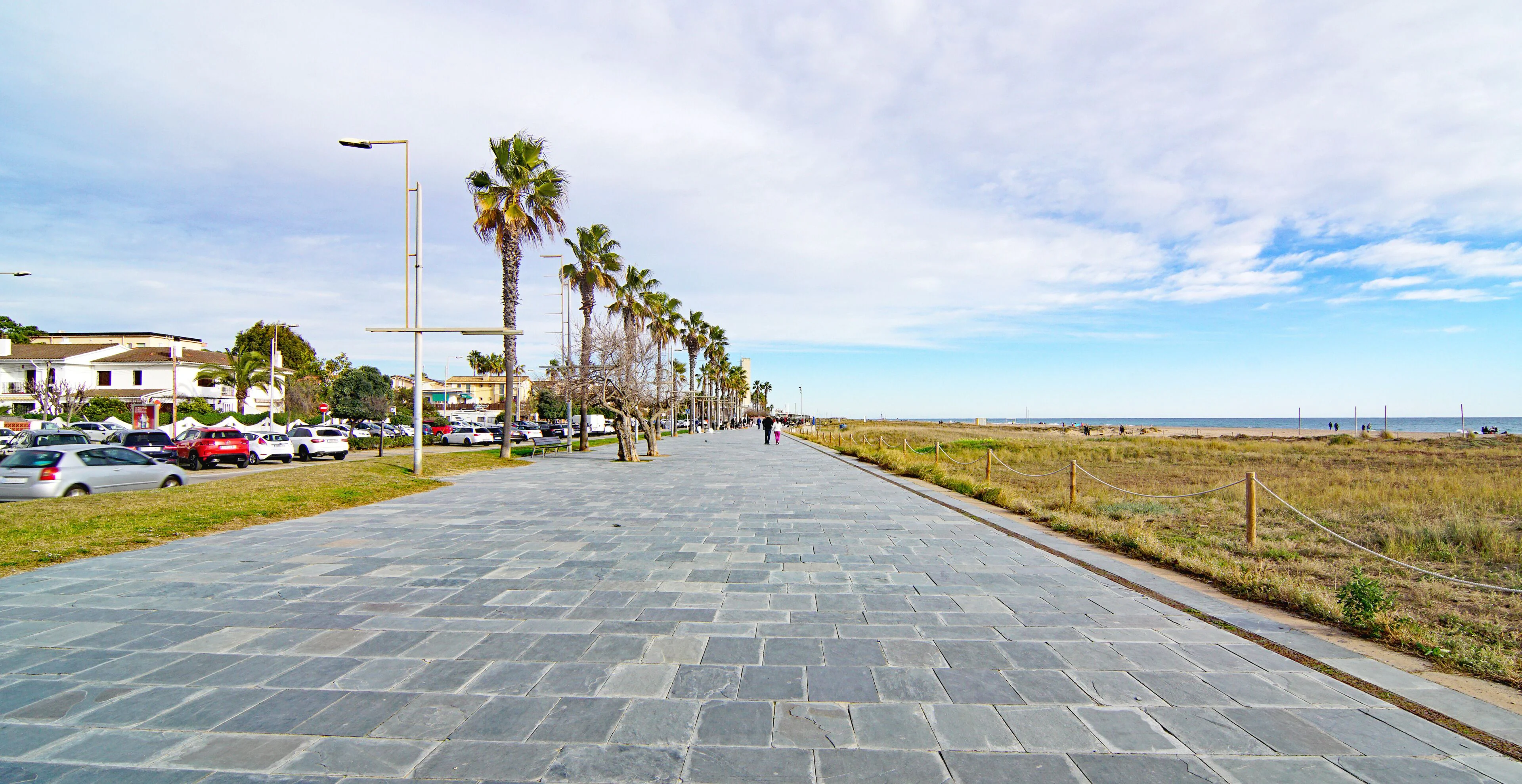 Passeig Marítim junto a la playa de Castelldefels