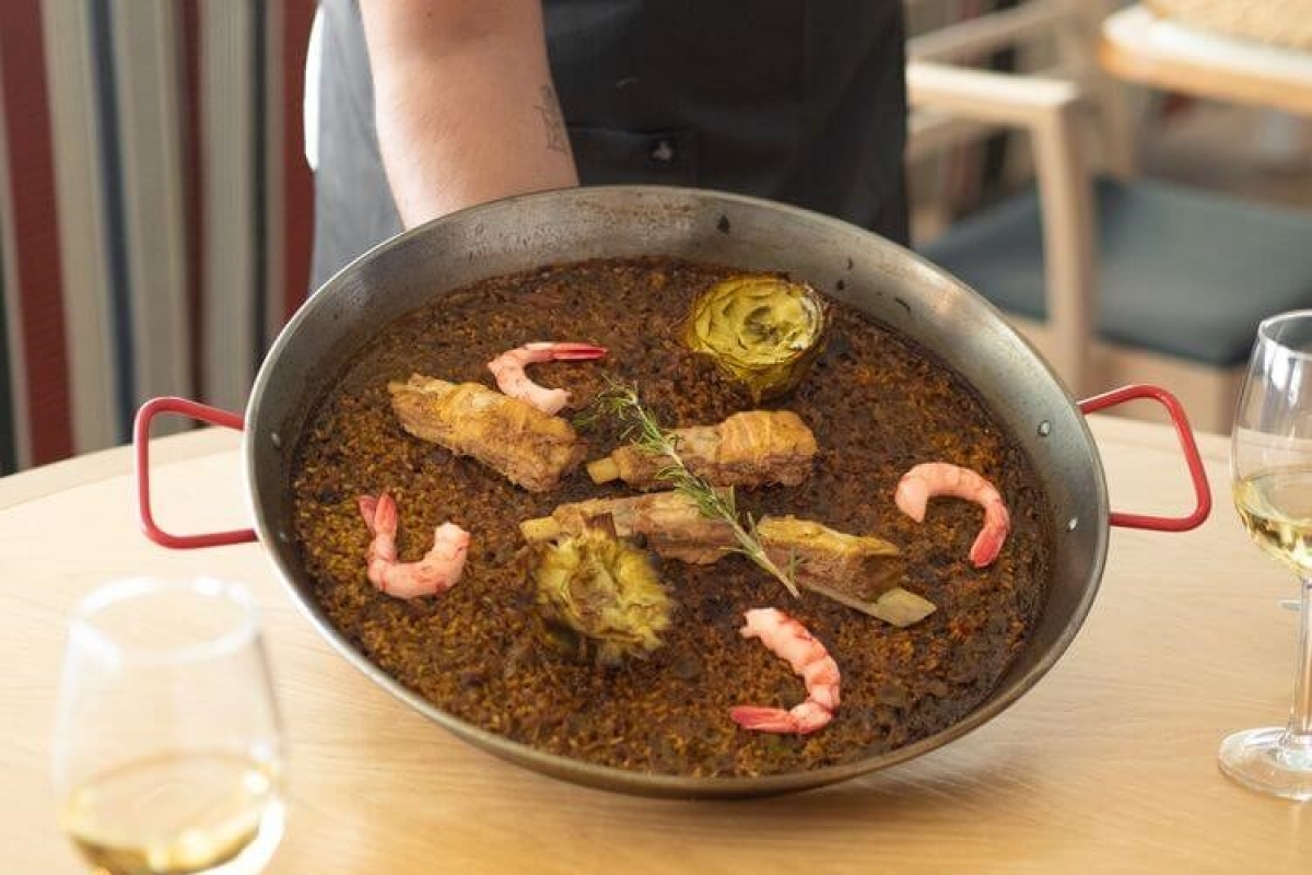 Arroz marinero en una paella