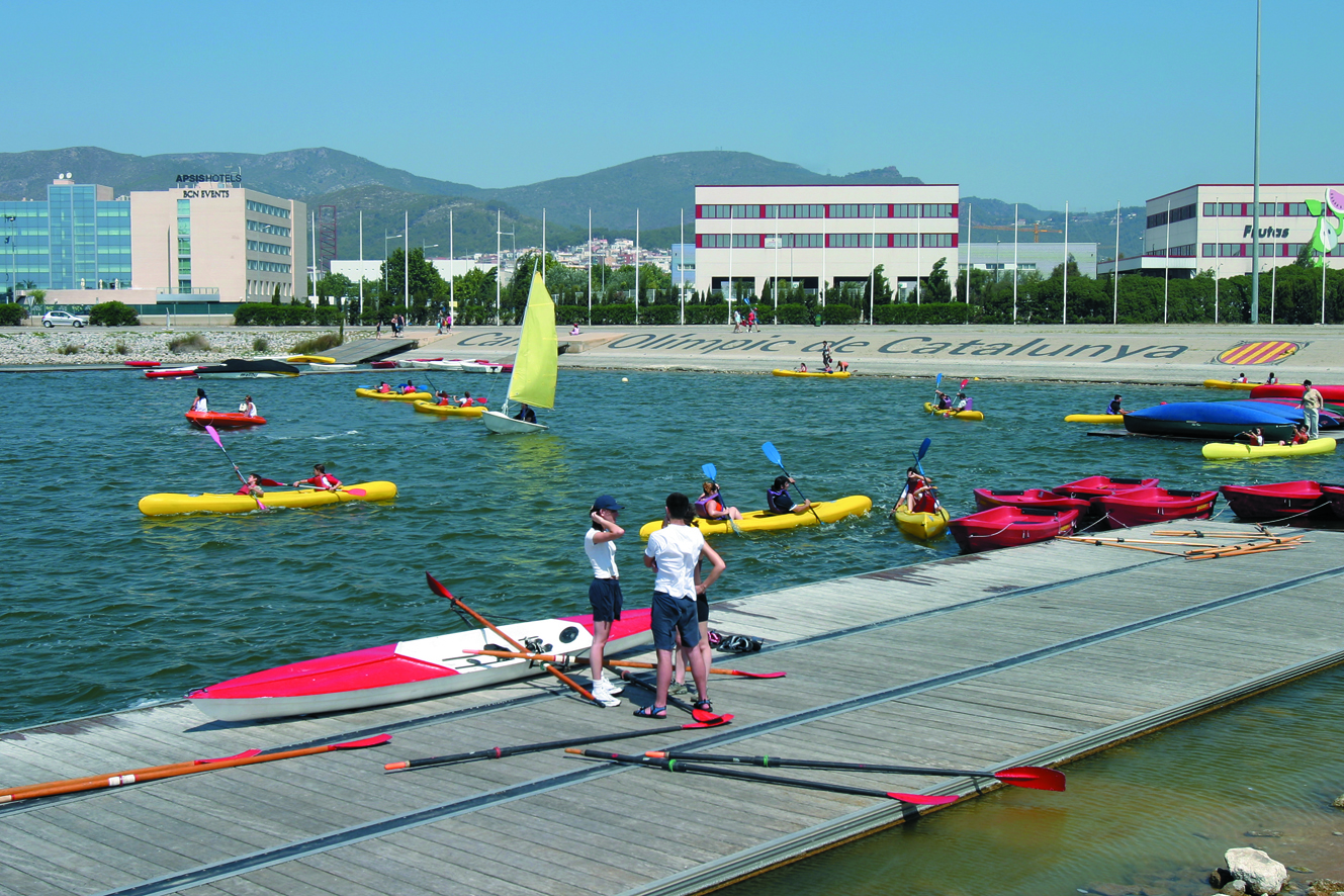 Personas practicando kayak, canoa y paddle surf en el Canal Olímpic