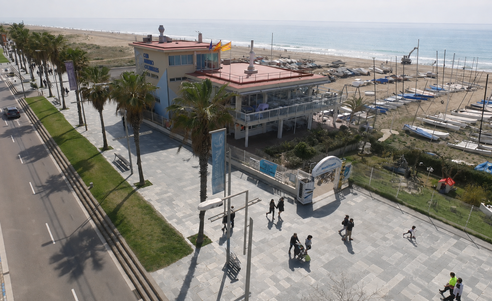 Edificio del Club Marítim Castelldefels junto a la playa