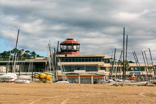 Edificio y embarcaciones del Club Nàutic Castelldefels en la playa