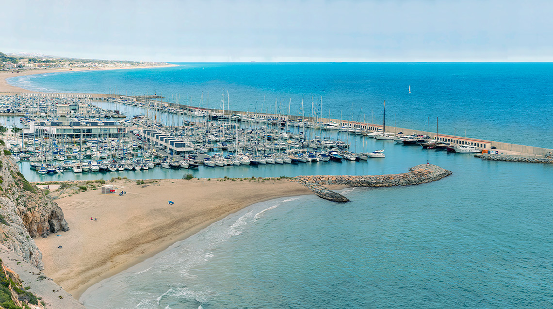Vista aérea de Port Ginesta y sus embarcaciones en la costa del Garraf